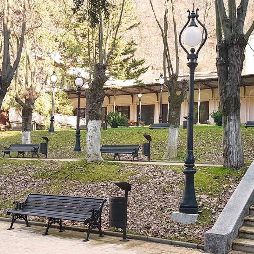 Antike Straßenlampe Aus Gusseisen Mit Kugel-Leuchte - Kamina 1 Antike Straßenlampe Aus Gusseisen Mit Kugel-Leuchte - Kamina