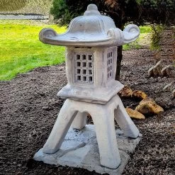 Eckige Japan Leuchte Für Den Garten Aus Wetterbeständigem Steinguss - Ermioni