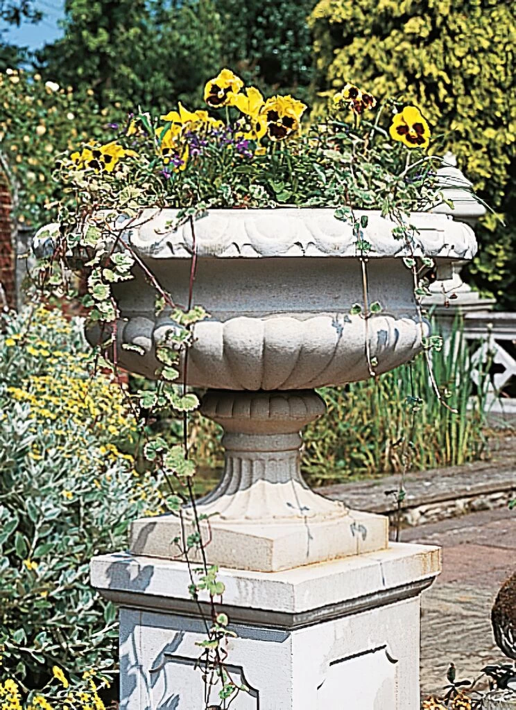 Großer Blumentopf Historisch - Beeston Castle 2 Großer Blumentopf Historisch - Beeston Castle – Bild 2