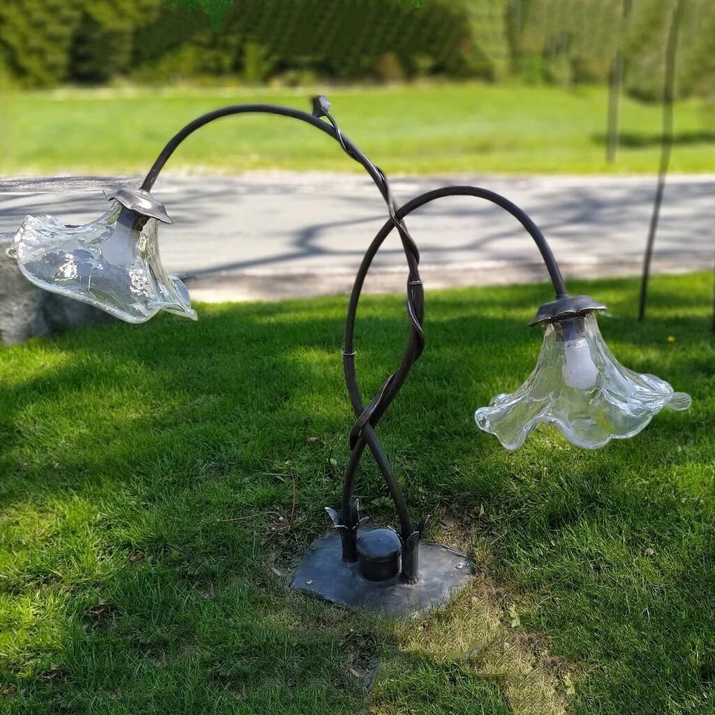 Handgefertigte Gartenleuchte In Blütenform Aus Schmiedebronze & Glas - Floroso 1 Handgefertigte Gartenleuchte In Blütenform Aus Schmiedebronze & Glas - Floroso