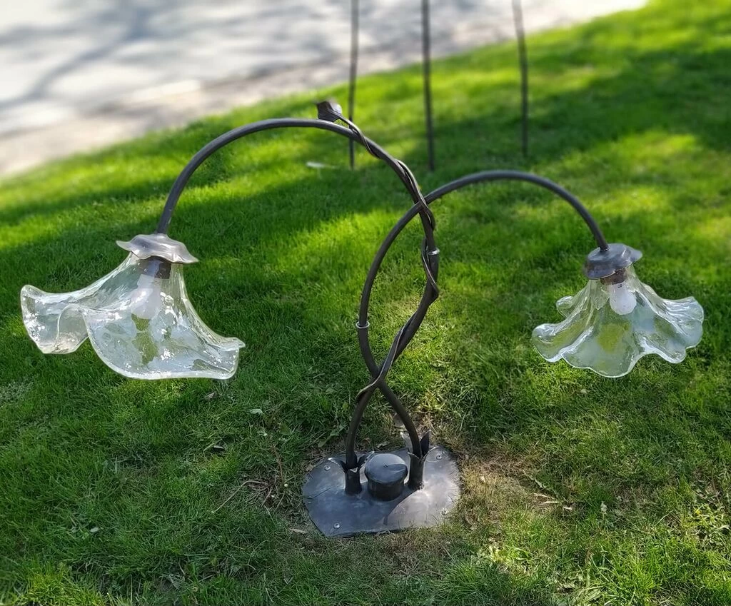 Handgefertigte Gartenleuchte In Blütenform Aus Schmiedebronze & Glas - Floroso 2 Handgefertigte Gartenleuchte In Blütenform Aus Schmiedebronze & Glas - Floroso – Bild 2