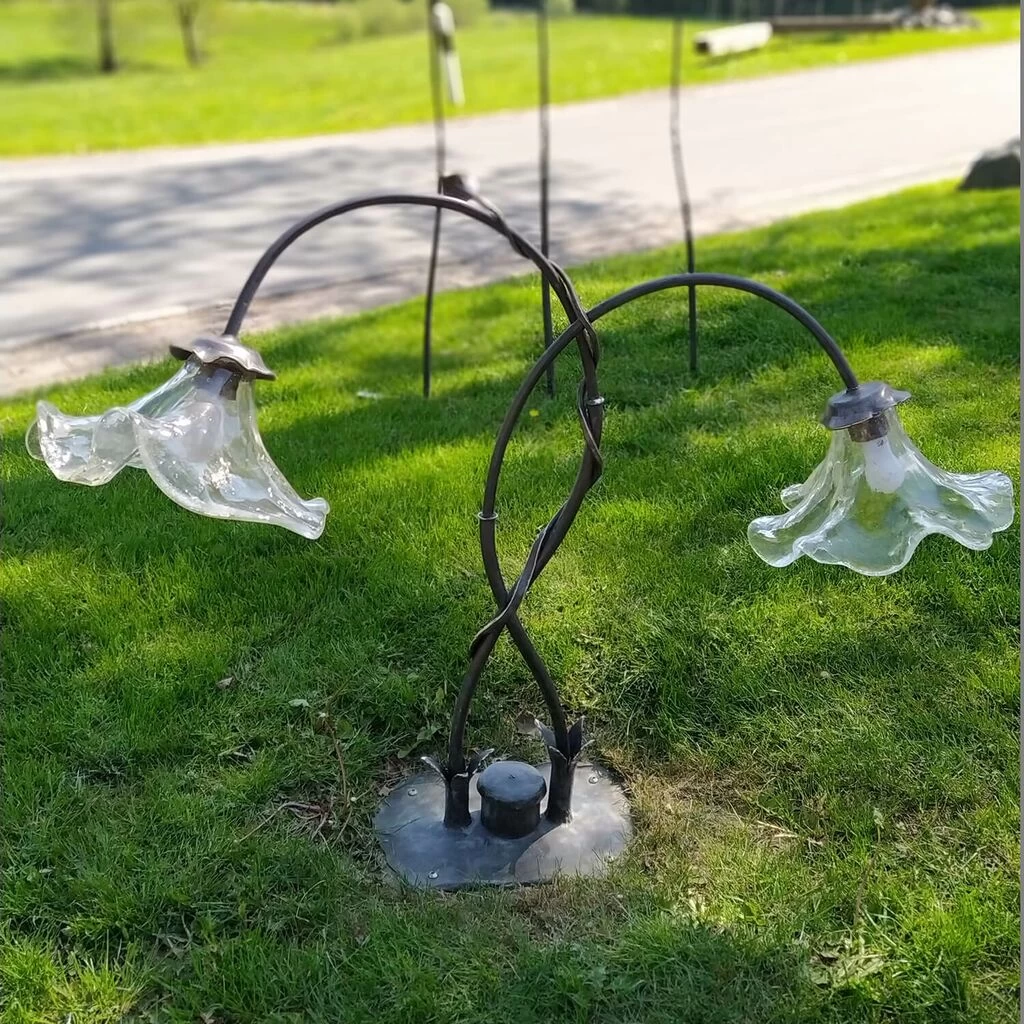 Handgefertigte Gartenleuchte In Blütenform Aus Schmiedebronze & Glas - Floroso 3 Handgefertigte Gartenleuchte In Blütenform Aus Schmiedebronze & Glas - Floroso – Bild 3