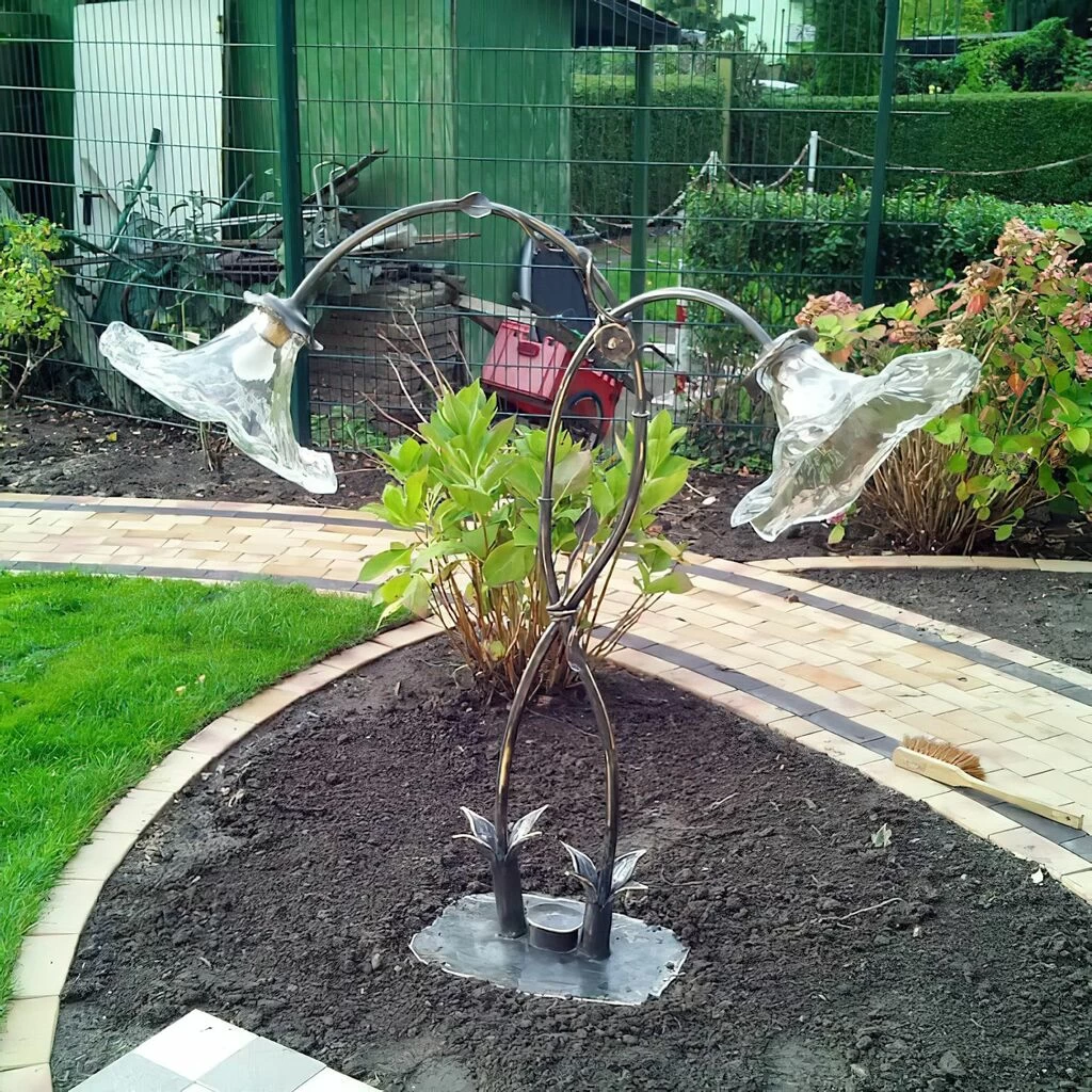 Handgefertigte Gartenleuchte In Blütenform Aus Schmiedebronze & Glas - Floroso 4 Handgefertigte Gartenleuchte In Blütenform Aus Schmiedebronze & Glas - Floroso – Bild 4