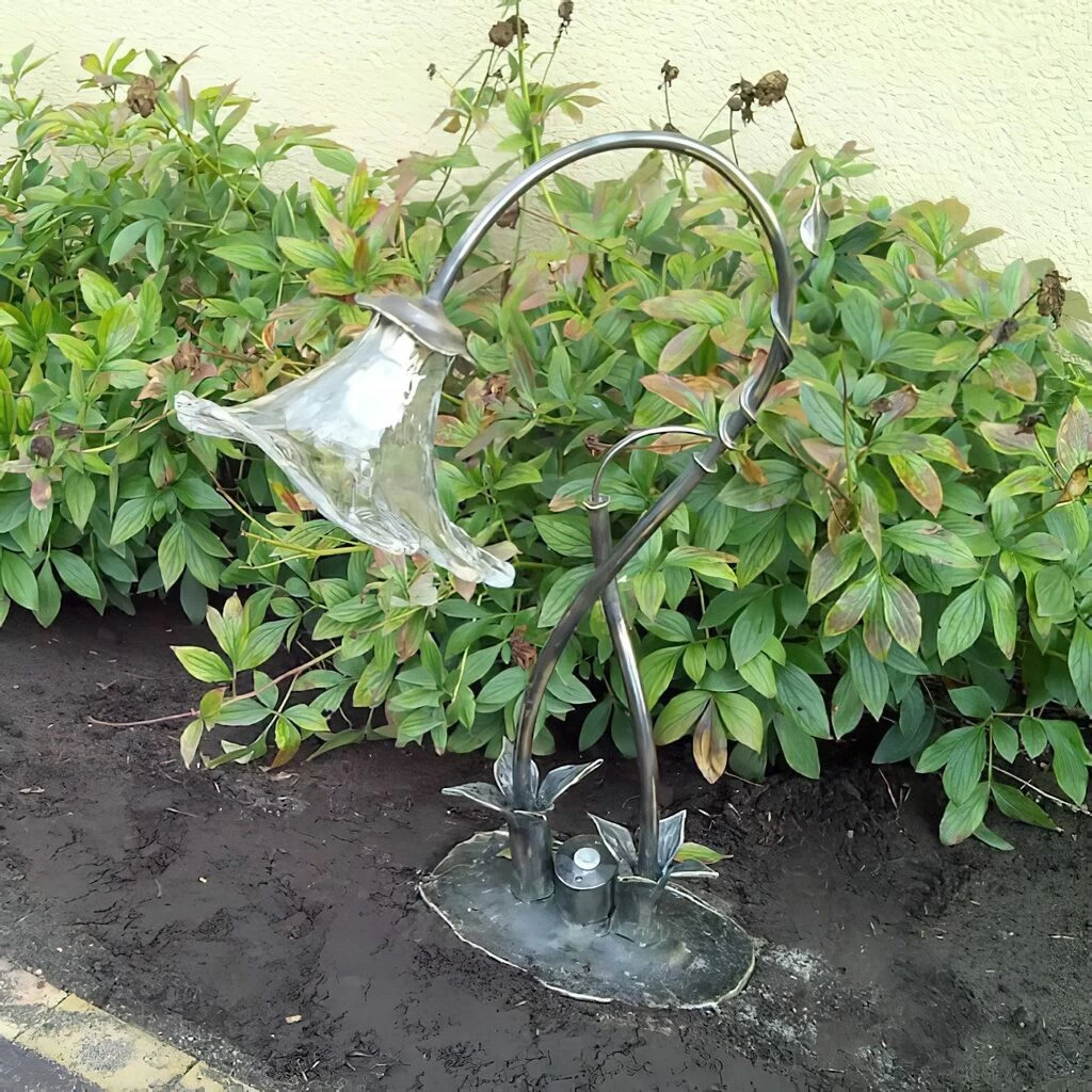 Handgefertigte Gartenleuchte In Blütenform Aus Schmiedebronze & Glas - Floroso 5 Handgefertigte Gartenleuchte In Blütenform Aus Schmiedebronze & Glas - Floroso – Bild 5