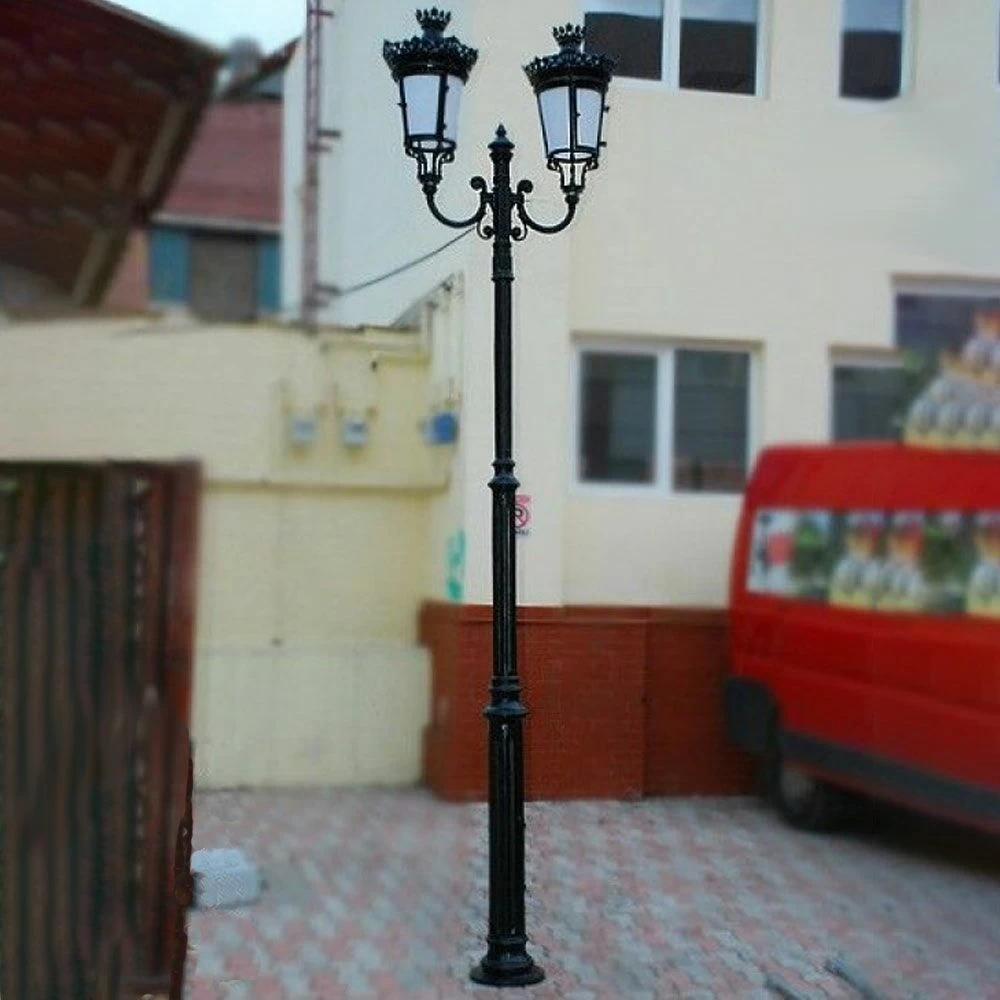 Historische Straßenlampe Aus Gusseisen Mit Zwei Laternen - Aksel 1 Historische Straßenlampe Aus Gusseisen Mit Zwei Laternen - Aksel