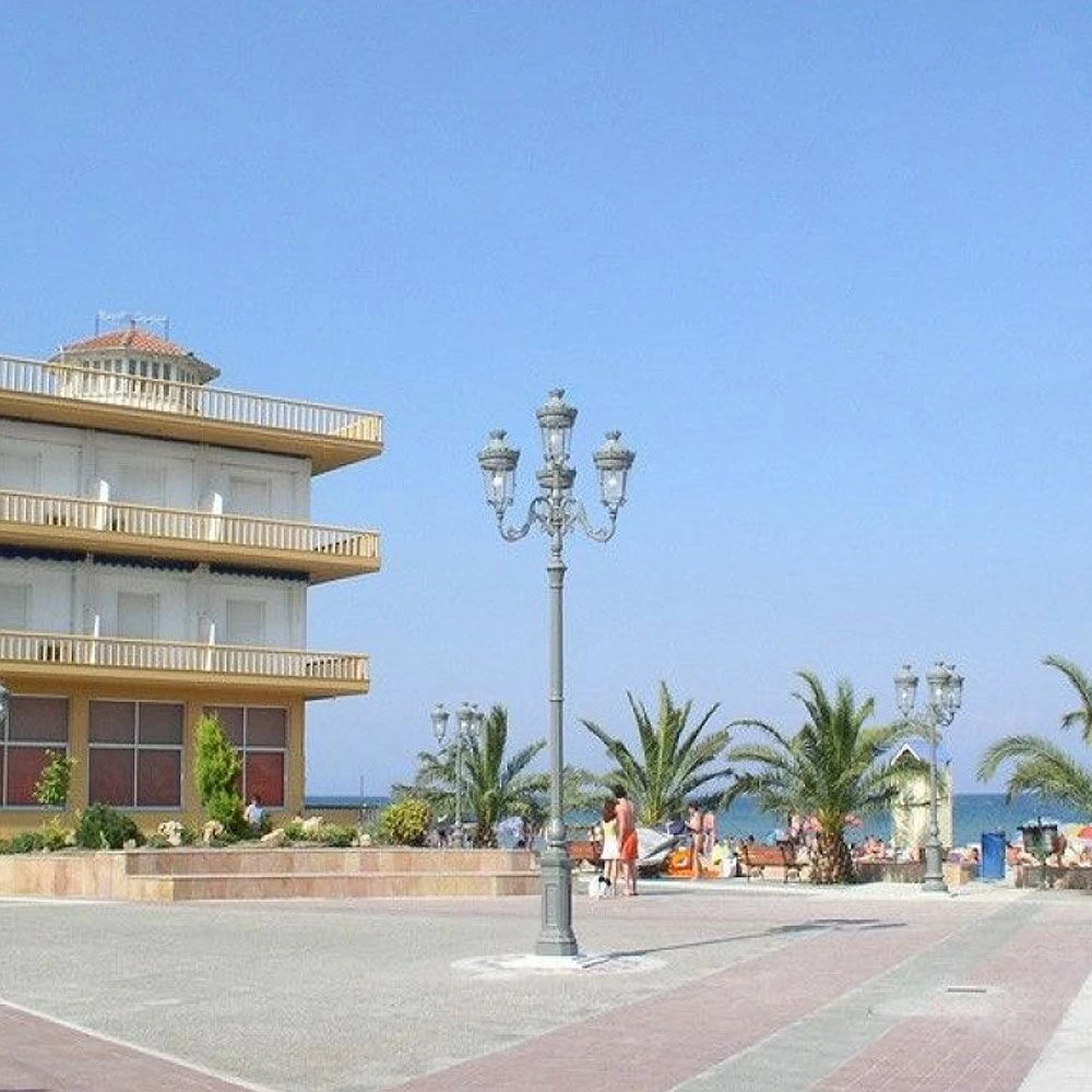 Hoher Retro Kandelaber Aus Gusseisen Mit Schmuckelementen - Bendik 1 Hoher Retro Kandelaber Aus Gusseisen Mit Schmuckelementen - Bendik