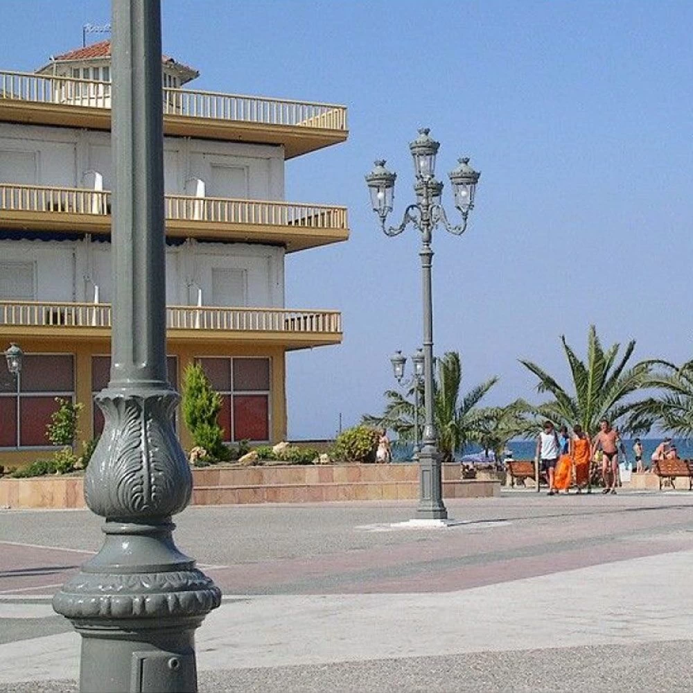 Hoher Retro Kandelaber Aus Gusseisen Mit Schmuckelementen - Bendik 2 Hoher Retro Kandelaber Aus Gusseisen Mit Schmuckelementen - Bendik – Bild 2