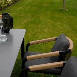 Schwarz-brauner Stapelstuhl Aus Aluminium Mit Geflecht - Promin -Gartenwelt Geschaft schwarz brauner stapelstuhl aus aluminium mit geflecht promin3