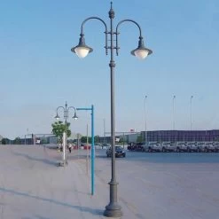 Zeitloser Kandelaber Aus Gusseisen Mit Schirmlampen - Bror